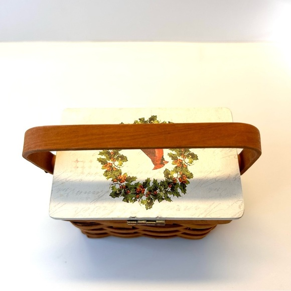 Red Cardinal Small Christmas Basket Lidded - Picture 11 of 15